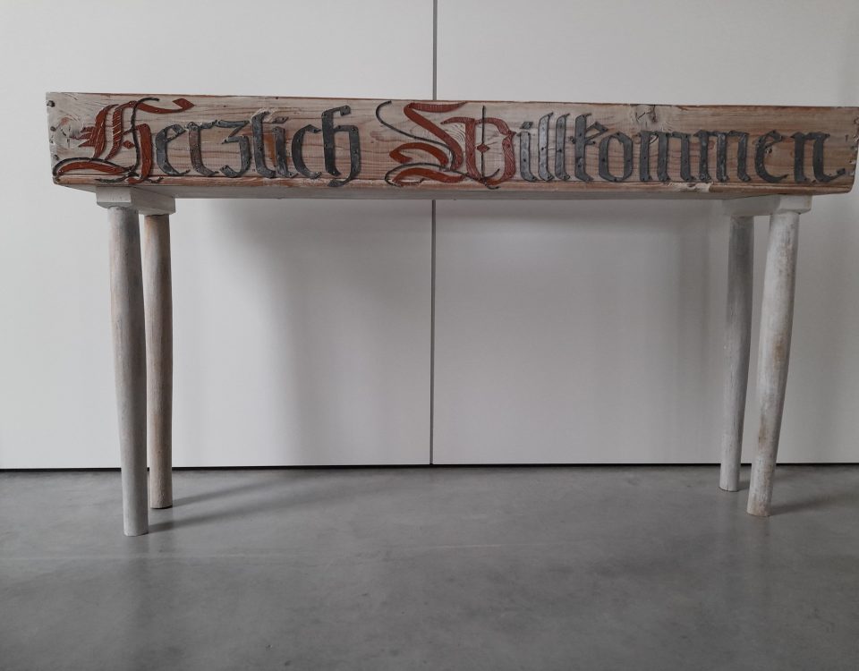 Blumenständer vier Füße, Holz, mit Metallschrift.